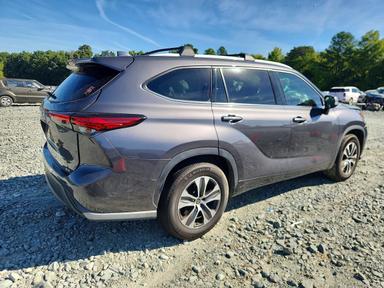 Вид 2022 TOYOTA HIGHLANDER XLE, угол 3