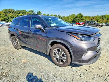Вид 2022 TOYOTA HIGHLANDER XLE, угол 4