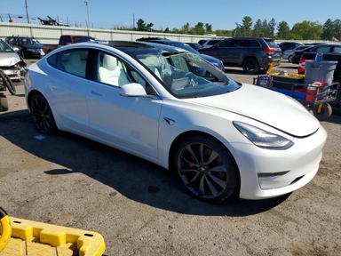 Вид 2020 TESLA MODEL 3, угол 4