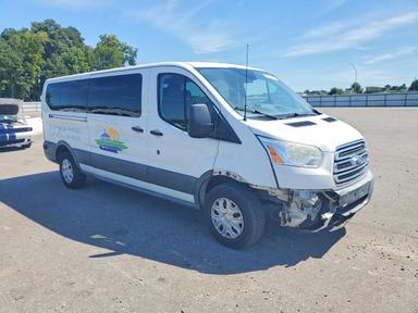 Vista de 2016 FORD TRANSIT T-350, ángulo 4
