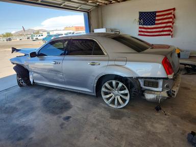 Vue de 2018 CHRYSLER 300 LIMITED, angle 2