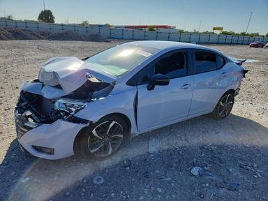 Vue de 2024 NISSAN VERSA SR, angle 1