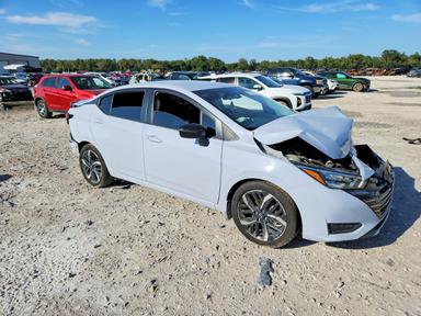 Vue de 2024 NISSAN VERSA SR, angle 4