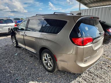 منظر 2018 CHRYSLER PACIFICA LIMITED، زاوية 2
