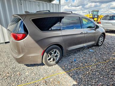 منظر 2018 CHRYSLER PACIFICA LIMITED، زاوية 3