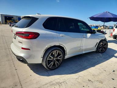 Vue de 2020 BMW X5 M50I, angle 3