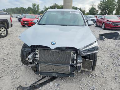 Vista de 2016 BMW X1 XDRIVE28I, ángulo 5