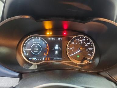 Vista de 2025 NISSAN VERSA SV, ángulo 9