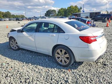 Вид 2013 CHRYSLER 200 LX, угол 2