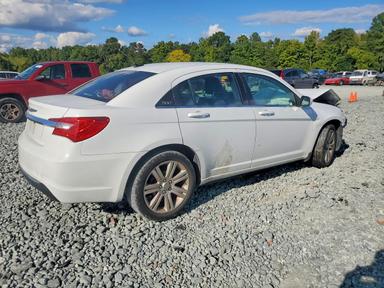 Вид 2013 CHRYSLER 200 LX, угол 3