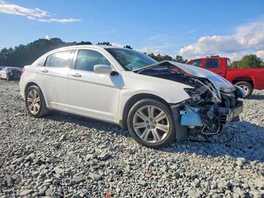 Вид 2013 CHRYSLER 200 LX, угол 4