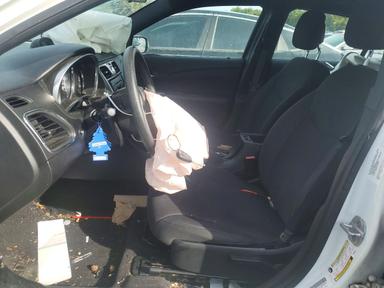 Вид 2013 CHRYSLER 200 LX, угол 7