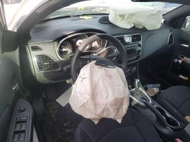 Вид 2013 CHRYSLER 200 LX, угол 8