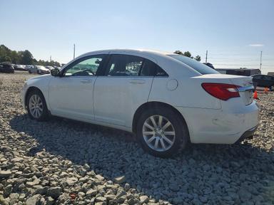 Vue de 2013 CHRYSLER 200 LX, angle 2