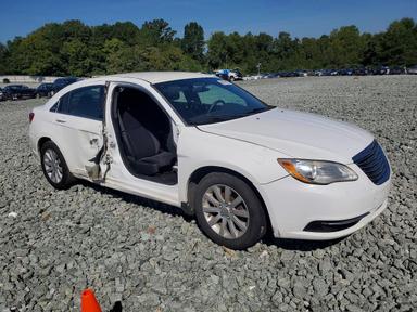 Vue de 2013 CHRYSLER 200 LX, angle 4