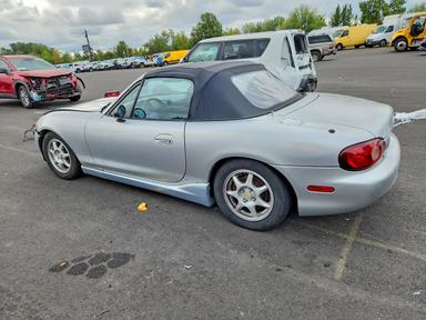 منظر 2002 MAZDA MX-5 MIATA BASE، زاوية 2