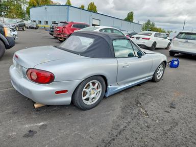 منظر 2002 MAZDA MX-5 MIATA BASE، زاوية 3