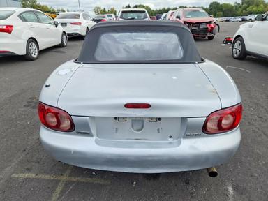 منظر 2002 MAZDA MX-5 MIATA BASE، زاوية 6