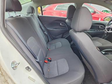 Vue de 2016 KIA RIO LX, angle 10