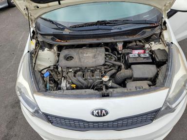 Vue de 2016 KIA RIO LX, angle 11
