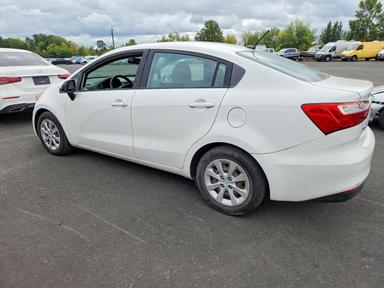 Vue de 2016 KIA RIO LX, angle 2