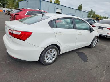 Vue de 2016 KIA RIO LX, angle 3