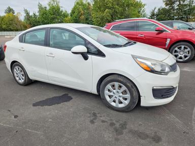 Vue de 2016 KIA RIO LX, angle 4