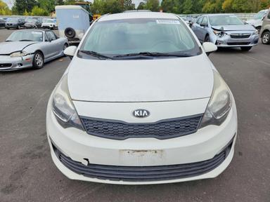 Vue de 2016 KIA RIO LX, angle 5