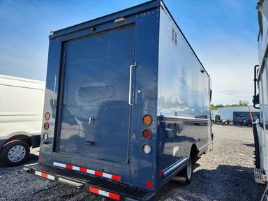 Vista de 2021 FORD TRANSIT DELIVERY TRUCK, ángulo 3