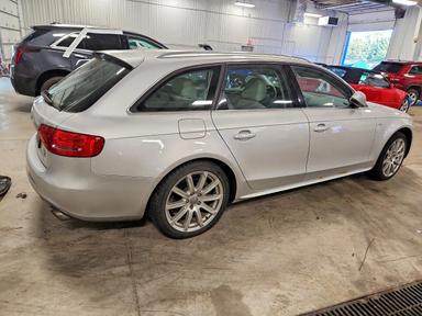 منظر 2012 AUDI A4 PREMIUM PLUS، زاوية 3