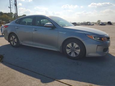 Vue de 2017 KIA OPTIMA HYBRID, angle 4