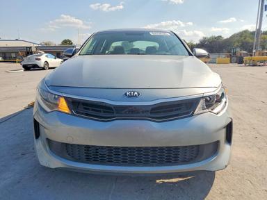 Vue de 2017 KIA OPTIMA HYBRID, angle 5