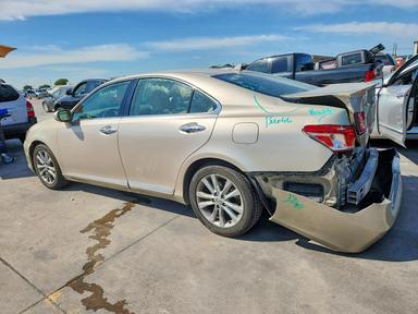 Вид 2011 LEXUS ES 350, угол 2