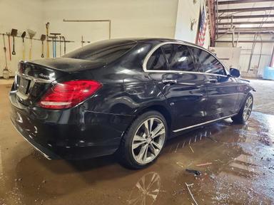 Vista de 2017 MERCEDES-BENZ C 300 4MATIC, ángulo 3
