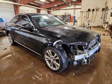 Vista de 2017 MERCEDES-BENZ C 300 4MATIC, ángulo 4