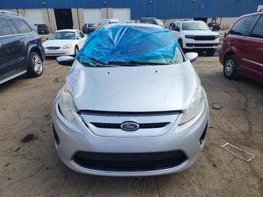 Vue de 2011 FORD FIESTA SE, angle 5