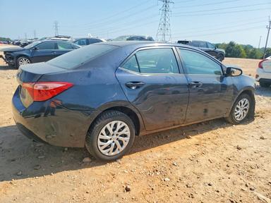 منظر 2018 TOYOTA COROLLA LE، زاوية 3