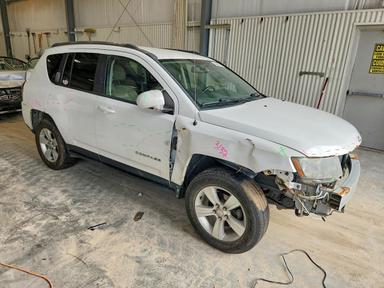 Vista de 2014 JEEP COMPASS LATITUDE, ángulo 4