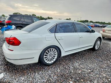منظر 2016 VOLKSWAGEN PASSAT SE، زاوية 3