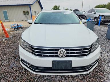 منظر 2016 VOLKSWAGEN PASSAT SE، زاوية 5