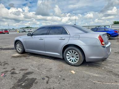 منظر 2014 CHRYSLER 300، زاوية 2