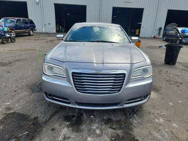 منظر 2014 CHRYSLER 300، زاوية 5