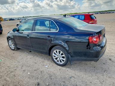 منظر 2010 VOLKSWAGEN JETTA SE، زاوية 2