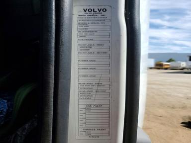 Vue de 2013 VOLVO VNL SEMI TRUCK, angle 11