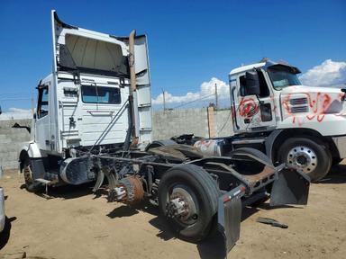Vue de 2013 VOLVO VNL SEMI TRUCK, angle 2