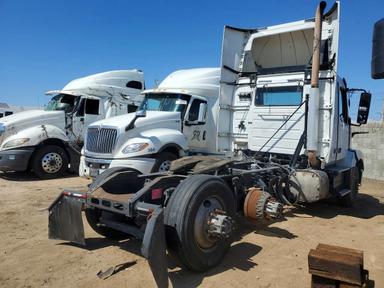 Vue de 2013 VOLVO VNL SEMI TRUCK, angle 3