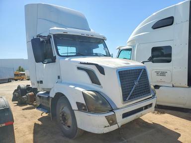 Vue de 2013 VOLVO VNL SEMI TRUCK, angle 4