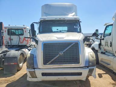 Vue de 2013 VOLVO VNL SEMI TRUCK, angle 5