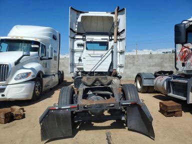 Vue de 2013 VOLVO VNL SEMI TRUCK, angle 6