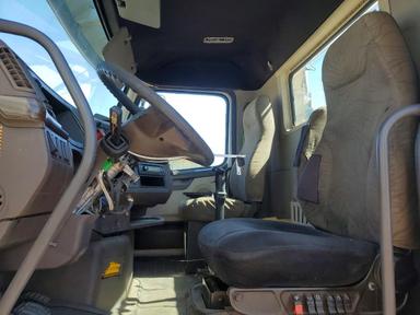 Vue de 2013 VOLVO VNL SEMI TRUCK, angle 7